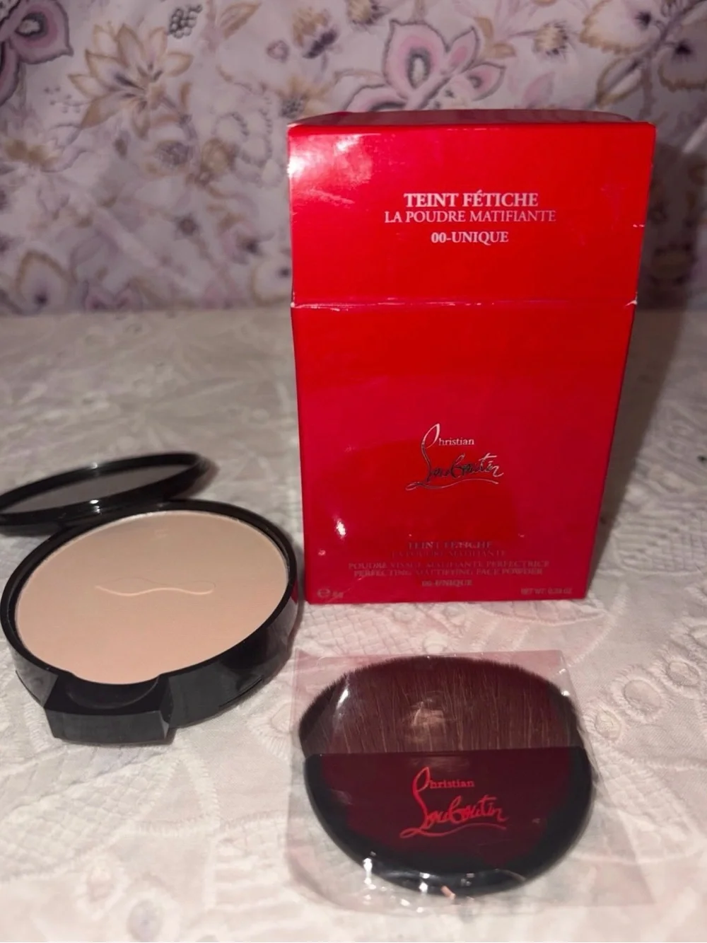 Christian Louboutin Teint Fétiche Powder Compact in Unique with Red Box